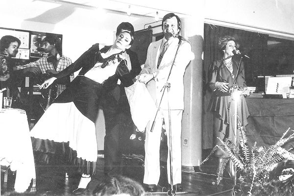 A atriz Elizabeth Savalla faz atualmente o papel da Márcia, ou Tetê Parachoque, na novela Amor à Vida. O tempo é realmente implacável, com todos. Encontrei esta foto (do Lazinho), do ano de 1979, quando ela aqui esteve, junto com o Tony Ramos, fazendo a n